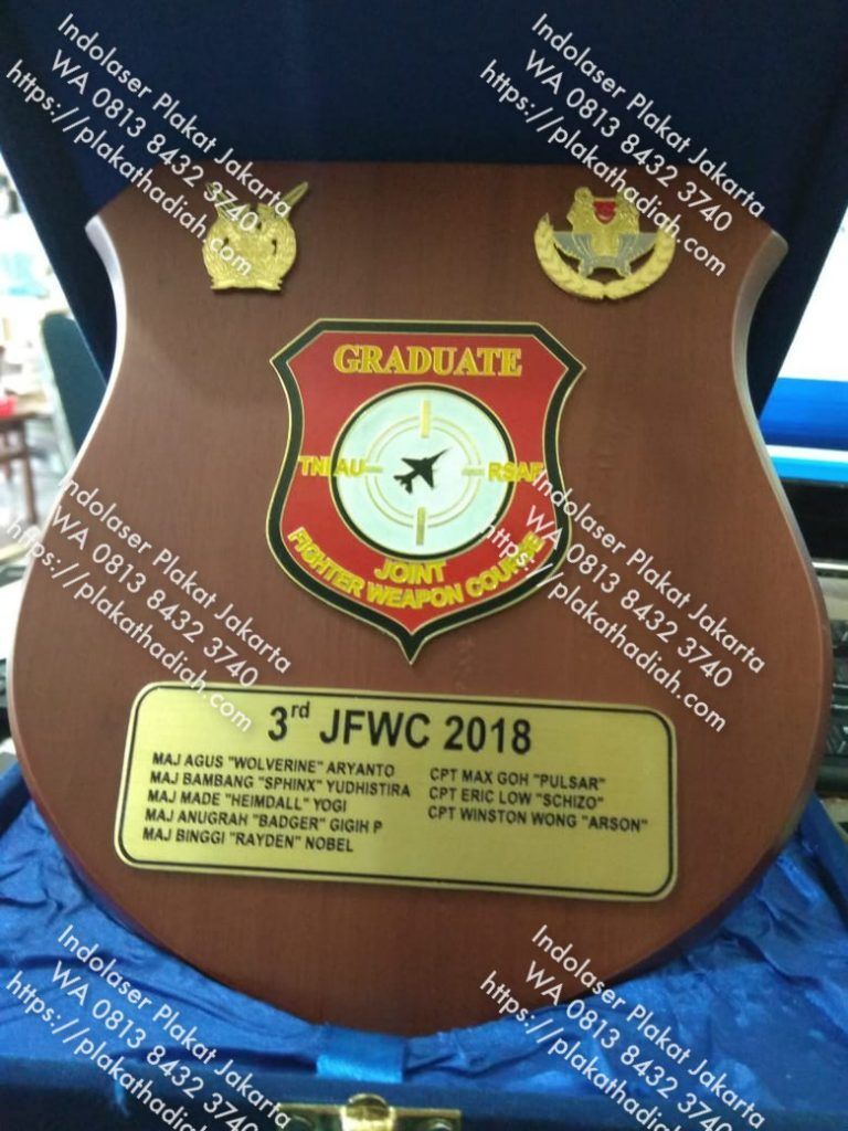 Membuat plakat kayu mewah penghargaan TNI AU